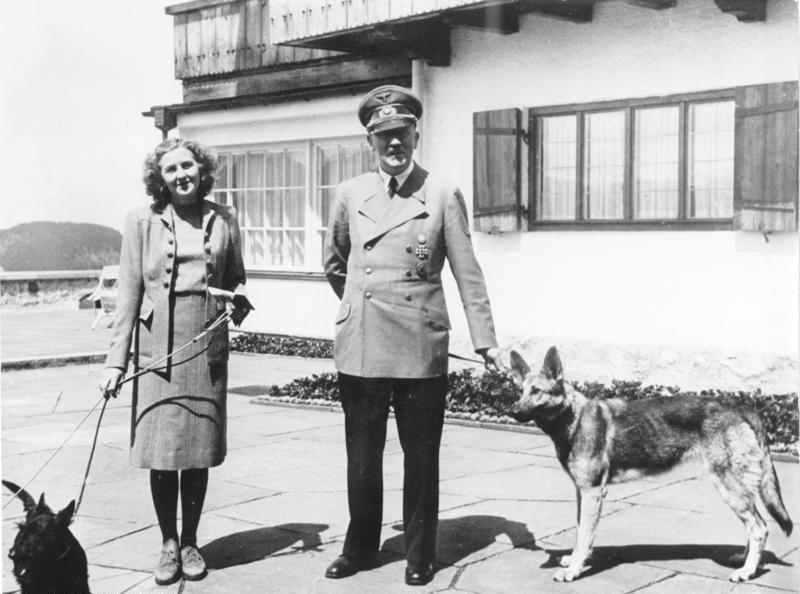 Hitler en famille avec son berger allemand blondi