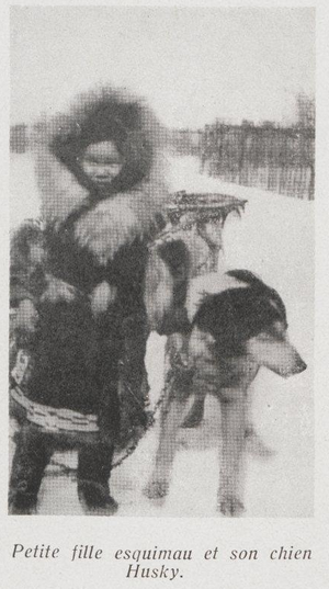 Une petite fille Esquimaux et son husky